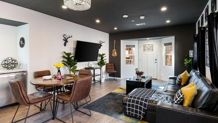 Los Angeles, Los Angeles에 위치한 Building North Gower Street - avantstay - 1030088 - LAX 유닛의 세련된 인테리어가 돋보이는 거실 Los Angeles, Los Angeles에 위치한 Building North Gower Street - avantstay - 1030088 - LAX 유닛의 세련된 인테리어가 돋보이는 거실