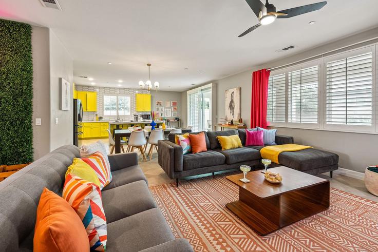 Elegante sala de estar con mobiliario moderno en un apartamento en Building Wheatley Court - avantstay - 1027432 en Indio, Indio Elegante sala de estar con mobiliario moderno en un apartamento en Building Wheatley Court - avantstay - 1027432 en Indio, Indio