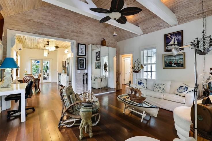 Sala de estar elegantemente projetada com móveis modernos em um apartamento no Building Bakers Lane - avantstay - 1027795 - USA em Key West, Key West