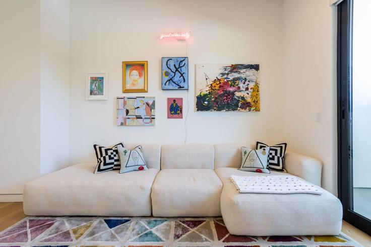 Salle de séjour élégante avec mobilier moderne dans un appartement à Building North Vista Street - avantstay - 1027163 - LAX à Los Angeles, Los Angeles