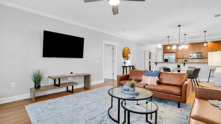 Elegante sala de estar con mobiliario moderno en un apartamento en Building Montgomery Street - avantstay - 1404660 en Savannah, Savannah