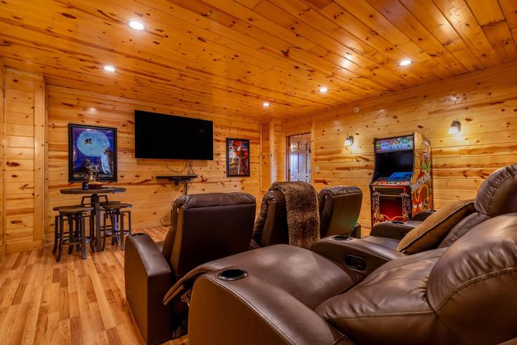 Sevierville SeviervilleのBuilding East View Drive - avantstay - 1027146 - USAのアパートメントにある、モダンな家具を備えたエレガントなデザインのリビングルーム