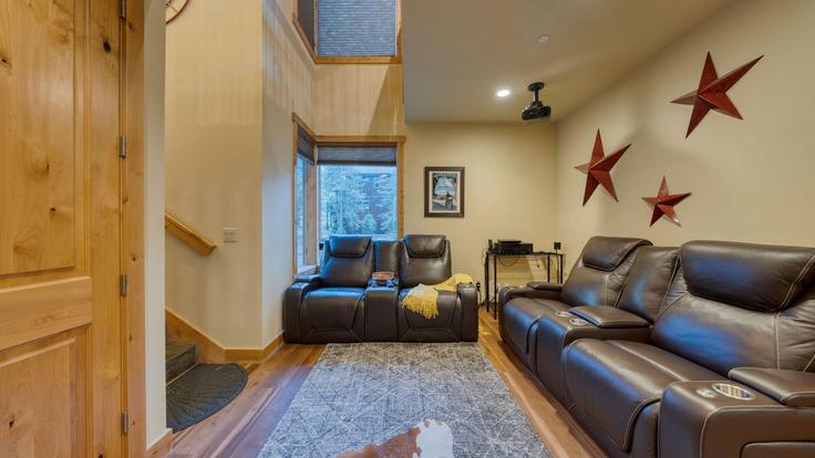 Building 10th Avenue - avantstay - 1399979 adresindeki bir dairede modern mobilyalarla zarif bir şekilde tasarlanmış oturma odası Tahoma, Tahoma