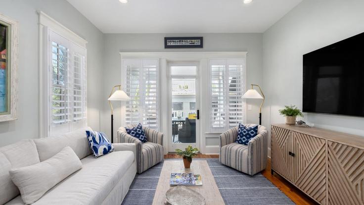 Building Charleston Boulevard - avantstay - 1396905 adresindeki bir dairede modern mobilyalarla zarif bir şekilde tasarlanmış oturma odası Isle of Palms, Isle of Palms Building Charleston Boulevard - avantstay - 1396905 adresindeki bir dairede modern mobilyalarla zarif bir şekilde tasarlanmış oturma odası Isle of Palms, Isle of Palms