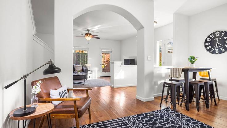 Paso Robles Paso RoblesのBuilding Pine Street - avantstay - 1403934のアパートメントにある、モダンな家具を備えたエレガントなデザインのリビングルーム