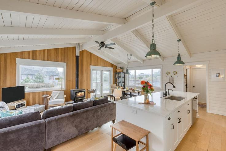 Salle de séjour élégante avec mobilier moderne dans un appartement à Building Hallie Lane - avantstay - 1057062 - USA à Manzanita, Manzanita