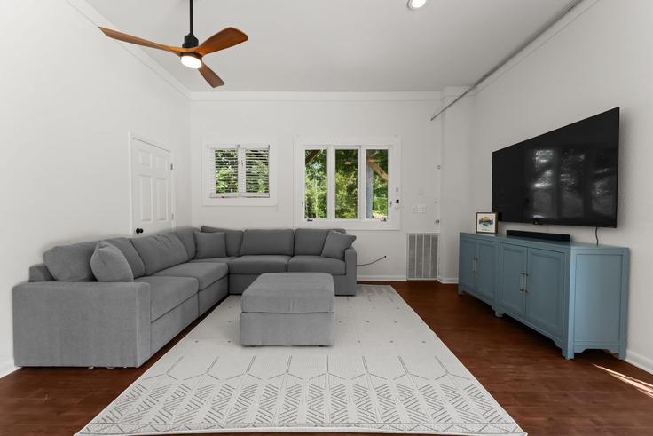 Building Lakeview Shores Loop - avantstay - 1239991 - USA adresindeki bir dairede modern mobilyalarla zarif bir şekilde tasarlanmış oturma odası Lake Norman of Iredell, Lake Norman of Iredell Building Lakeview Shores Loop - avantstay - 1239991 - USA adresindeki bir dairede modern mobilyalarla zarif bir şekilde tasarlanmış oturma odası Lake Norman of Iredell, Lake Norman of Iredell