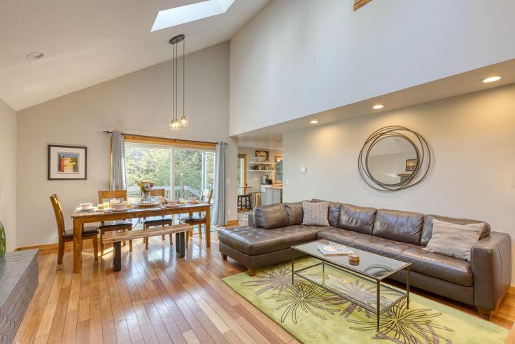 Elegant gestaltetes Wohnzimmer mit moderner Einrichtung in einer Wohnung im Building West Beach Road - avantstay - 1031752 - USA in Arch Cape, Arch Cape Elegant gestaltetes Wohnzimmer mit moderner Einrichtung in einer Wohnung im Building West Beach Road - avantstay - 1031752 - USA in Arch Cape, Arch Cape