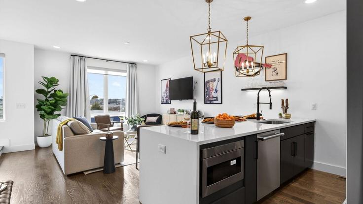 Elegante sala de estar con mobiliario moderno en un apartamento en Building Baptist World Center Drive - avantstay - 1404576 en Nashville, Nashville