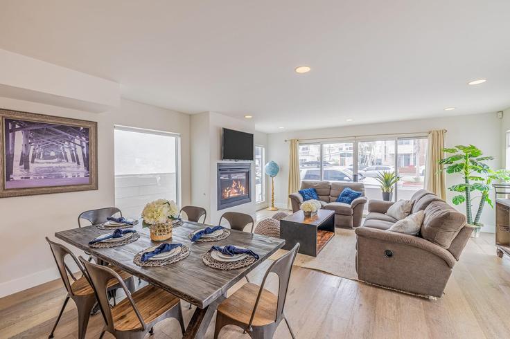 Elegant gestaltetes Wohnzimmer mit moderner Einrichtung in einer Wohnung im Building West Balboa Boulevard - avantstay - 1026738 - LAX in Newport Beach, Newport Beach Elegant gestaltetes Wohnzimmer mit moderner Einrichtung in einer Wohnung im Building West Balboa Boulevard - avantstay - 1026738 - LAX in Newport Beach, Newport Beach
