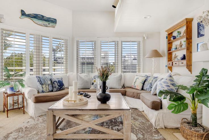 Elegant gestaltetes Wohnzimmer mit moderner Einrichtung in einer Wohnung im Building Vilelle Place - avantstay - 1029310 - LAX in Newport Beach, Newport Beach Elegant gestaltetes Wohnzimmer mit moderner Einrichtung in einer Wohnung im Building Vilelle Place - avantstay - 1029310 - LAX in Newport Beach, Newport Beach