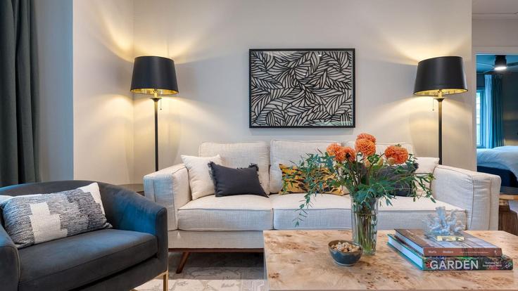 Elegante sala de estar con mobiliario moderno en un apartamento en Building Townes Lane - avantstay - 1396979 en Austin, Austin Elegante sala de estar con mobiliario moderno en un apartamento en Building Townes Lane - avantstay - 1396979 en Austin, Austin
