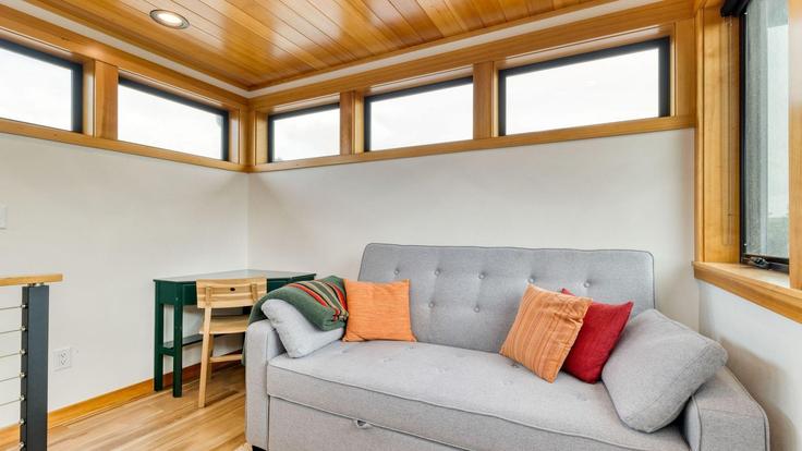 Salle de séjour élégante avec mobilier moderne dans un appartement à Building Beach Street - avantstay - 1399950 à Manzanita, Manzanita