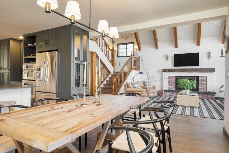 Elegant gestaltetes Wohnzimmer mit moderner Einrichtung in einer Wohnung im Building Crown Drive - avantstay - 1028365 - LAX in Lake Arrowhead, Lake Arrowhead Elegant gestaltetes Wohnzimmer mit moderner Einrichtung in einer Wohnung im Building Crown Drive - avantstay - 1028365 - LAX in Lake Arrowhead, Lake Arrowhead