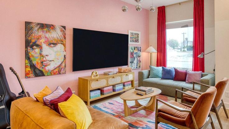 Elegante sala de estar con mobiliario moderno en un apartamento en Building Jefferson Street - avantstay - 1026928 - BNA en Nashville, Nashville