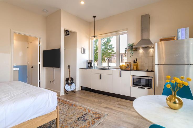 Cocina funcional y elegante con equipamiento de alta gama en un apartamento de lujo en Building Jefferson Street - avantstay - 1026897 - BNA en Nashville, Nashville