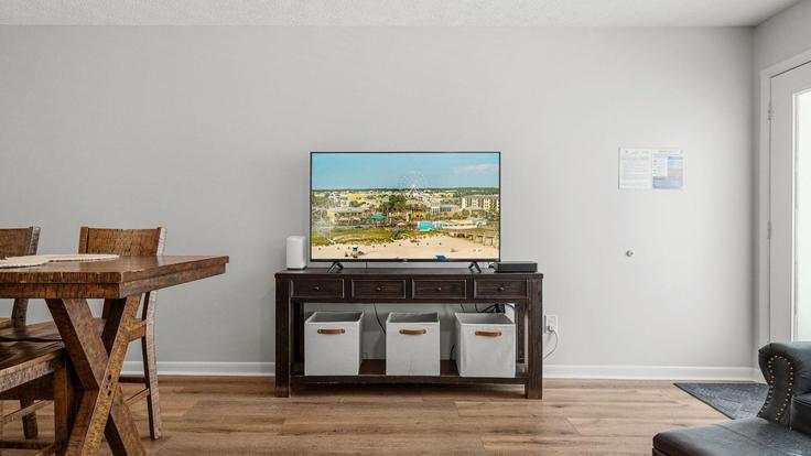 Salle de séjour élégante avec mobilier moderne dans un appartement à Building Front Beach Road - avantstay - 1399935 à Panama City Beach, Panama City Beach