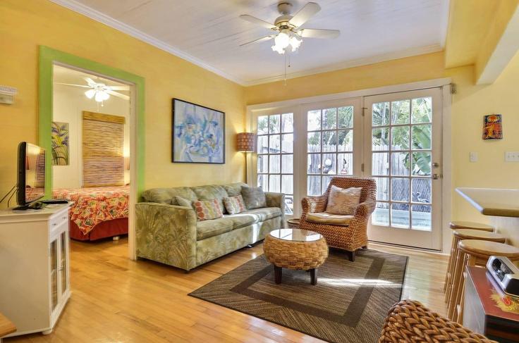 Elegant gestaltetes Wohnzimmer mit moderner Einrichtung in einer Wohnung im Building Thompson Lane - avantstay - 1027833 - USA in Key West, Key West Elegant gestaltetes Wohnzimmer mit moderner Einrichtung in einer Wohnung im Building Thompson Lane - avantstay - 1027833 - USA in Key West, Key West