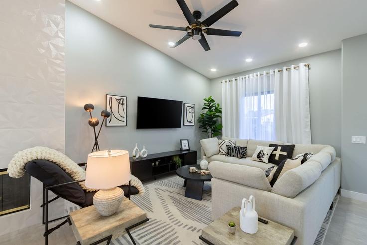Elegante sala de estar con mobiliario moderno en un apartamento en Building Calypso Circle - avantstay - 1034896 - LAX en Indio, Indio Elegante sala de estar con mobiliario moderno en un apartamento en Building Calypso Circle - avantstay - 1034896 - LAX en Indio, Indio