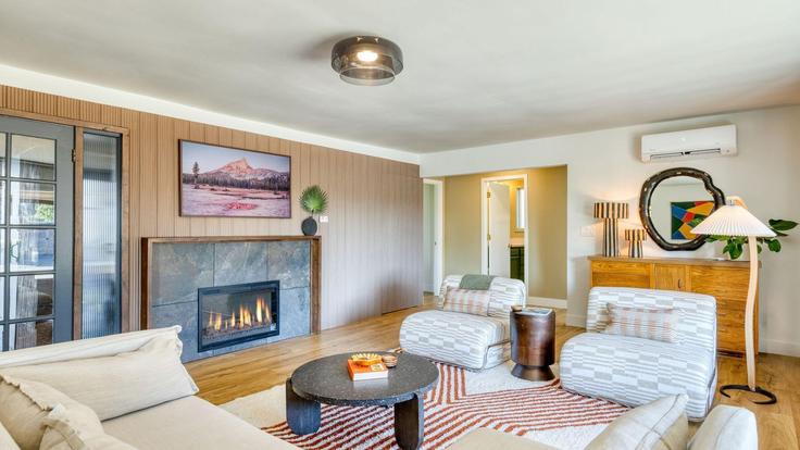 Salle de séjour élégante avec mobilier moderne dans un appartement à Building Manzanita Avenue - avantstay - 1399910 à Manzanita, Manzanita