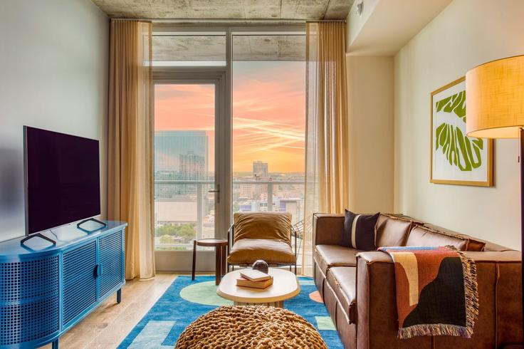 Elegant gestaltetes Wohnzimmer mit moderner Einrichtung in einer Wohnung im Building East Avenue - avantstay - 1028277 - ATX in Austin, Austin Elegant gestaltetes Wohnzimmer mit moderner Einrichtung in einer Wohnung im Building East Avenue - avantstay - 1028277 - ATX in Austin, Austin