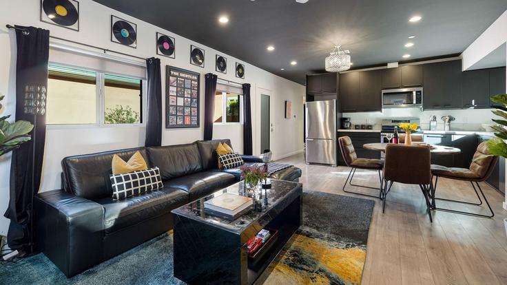 Los Angeles Los AngelesのBuilding North Gower Street - avantstay - 1030088 - LAXのアパートメントにある、モダンな家具を備えたエレガントなデザインのリビングルーム Los Angeles Los AngelesのBuilding North Gower Street - avantstay - 1030088 - LAXのアパートメントにある、モダンな家具を備えたエレガントなデザインのリビングルーム
