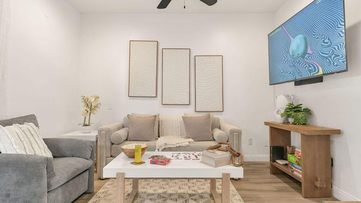 San Diego San DiegoのBuilding Glidden Street - avantstay - 1407215のアパートメントにある、モダンな家具を備えたエレガントなデザインのリビングルーム