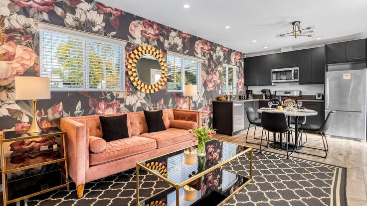 Los Angeles Los AngelesのBuilding North Gower Street - avantstay - 1030084 - LAXのアパートメントにある、モダンな家具を備えたエレガントなデザインのリビングルーム Los Angeles Los AngelesのBuilding North Gower Street - avantstay - 1030084 - LAXのアパートメントにある、モダンな家具を備えたエレガントなデザインのリビングルーム
