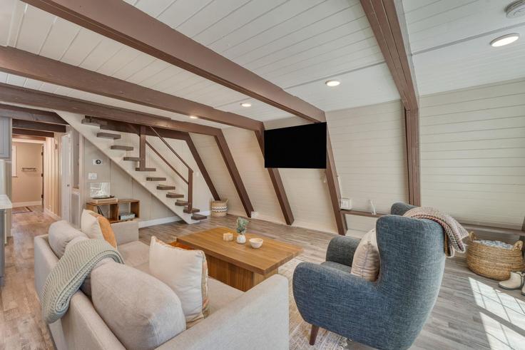 Elegant gestaltetes Wohnzimmer mit moderner Einrichtung in einer Wohnung im Building Speckled Avenue - avantstay - 1038404 - SFO in Kings Beach, Kings Beach