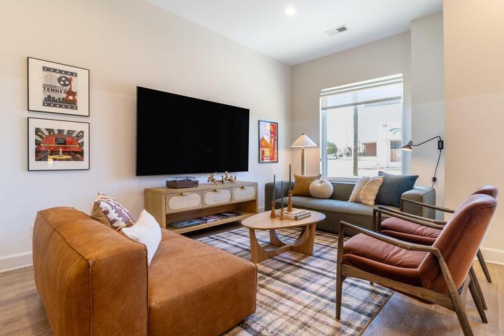 Elegant gestaltetes Wohnzimmer mit moderner Einrichtung in einer Wohnung im Building Jefferson Street - avantstay - 1026893 - BNA in Nashville, Nashville