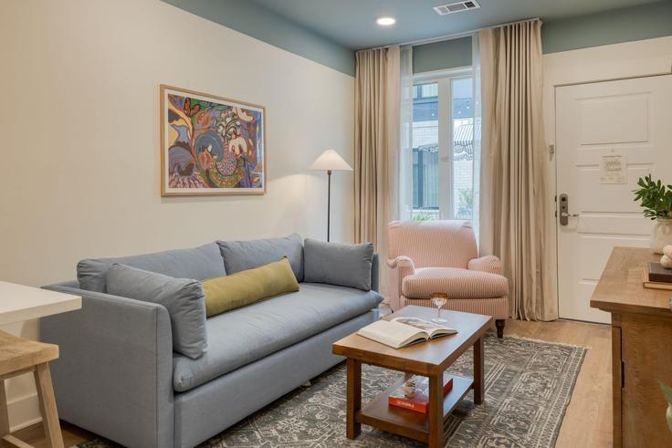 Salle de séjour élégante avec mobilier moderne dans un appartement à Building Gilmore Avenue - avantstay - 1236866 - BNA à Nashville, Nashville Salle de séjour élégante avec mobilier moderne dans un appartement à Building Gilmore Avenue - avantstay - 1236866 - BNA à Nashville, Nashville