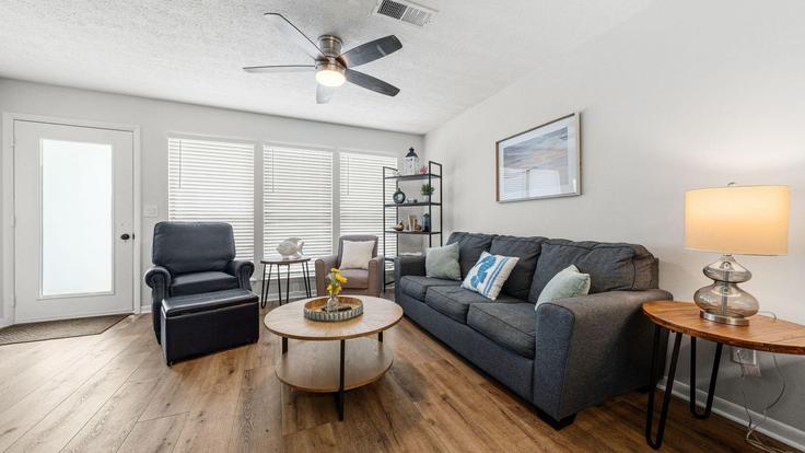 Sala de estar elegantemente projetada com móveis modernos em um apartamento no Building Front Beach Road - avantstay - 1399935 em Panama City Beach, Panama City Beach Sala de estar elegantemente projetada com móveis modernos em um apartamento no Building Front Beach Road - avantstay - 1399935 em Panama City Beach, Panama City Beach