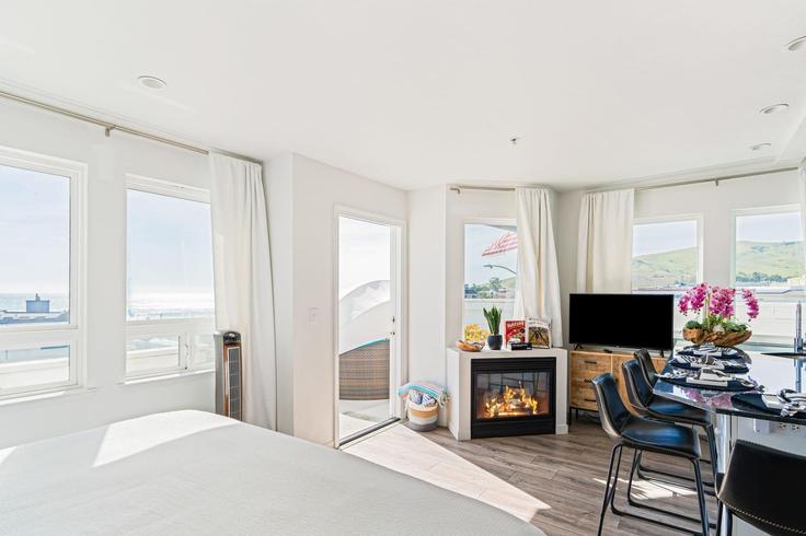 Elegant gestaltetes Wohnzimmer mit moderner Einrichtung in einer Wohnung im Building North Ocean Avenue - avantstay - 1220382 - USA in Cayucos, Cayucos