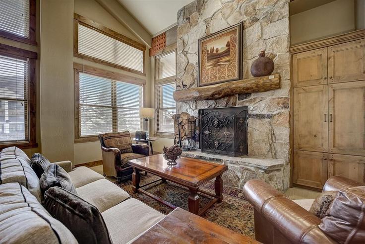 Elegant gestaltetes Wohnzimmer mit moderner Einrichtung in einer Wohnung im Building Royal Street - avantstay - 1028330 - USA in Park City, Park City