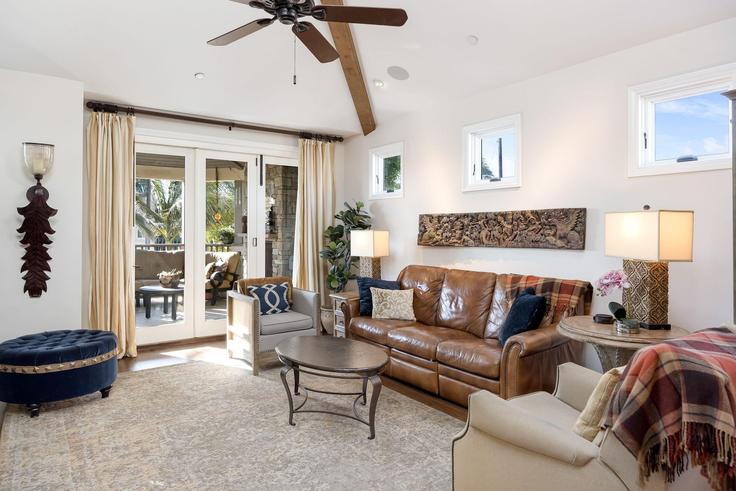 Elegant gestaltetes Wohnzimmer mit moderner Einrichtung in einer Wohnung im Building 7th Street - avantstay - 1237445 in Seal Beach, Seal Beach Elegant gestaltetes Wohnzimmer mit moderner Einrichtung in einer Wohnung im Building 7th Street - avantstay - 1237445 in Seal Beach, Seal Beach