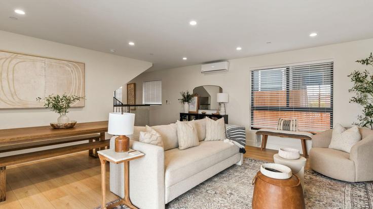 Elegante sala de estar con mobiliario moderno en un apartamento en Building Udall Street - avantstay - 1258720 - SAN en San Diego, San Diego