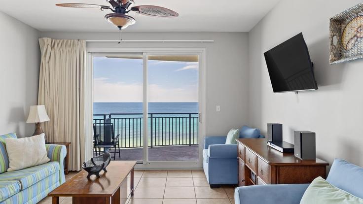 Salle de séjour élégante avec mobilier moderne dans un appartement à Building Florida 30 - avantstay - 1399938 à Panama City Beach, Panama City Beach