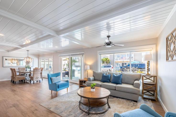 Newport Beach, Newport Beach에 위치한 Building 38th Street - avantstay - 1027086 - LAX 유닛의 세련된 인테리어가 돋보이는 거실