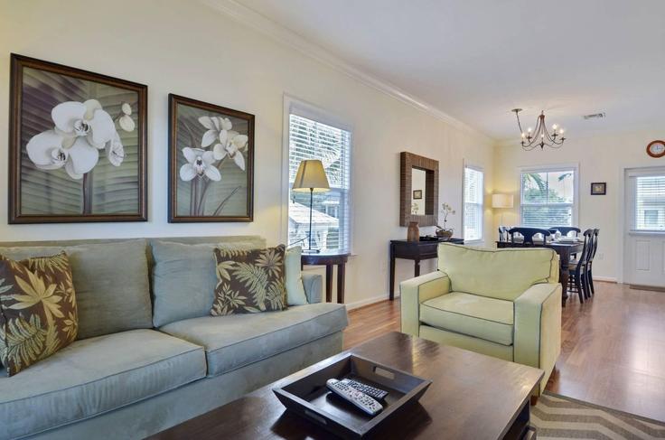 Elegant gestaltetes Wohnzimmer mit moderner Einrichtung in einer Wohnung im Building Coral Way - avantstay - 1027815 - USA in Stock Island, Stock Island Elegant gestaltetes Wohnzimmer mit moderner Einrichtung in einer Wohnung im Building Coral Way - avantstay - 1027815 - USA in Stock Island, Stock Island