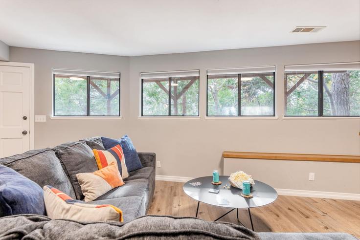 Elegant gestaltetes Wohnzimmer mit moderner Einrichtung in einer Wohnung im Building Bishorn Drive - avantstay - 1027756 - LAX in Lake Arrowhead, Lake Arrowhead Elegant gestaltetes Wohnzimmer mit moderner Einrichtung in einer Wohnung im Building Bishorn Drive - avantstay - 1027756 - LAX in Lake Arrowhead, Lake Arrowhead