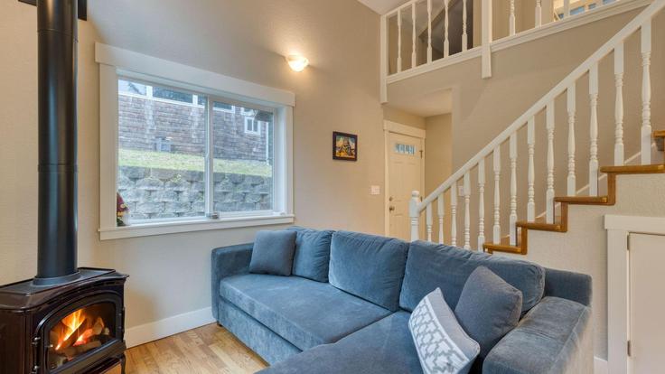 Salle de séjour élégante avec mobilier moderne dans un appartement à Building West Ash - avantstay - 1399926 à Cannon Beach, Cannon Beach