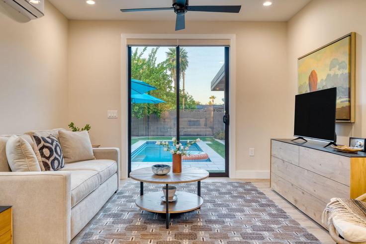 Elegant gestaltetes Wohnzimmer mit moderner Einrichtung in einer Wohnung im Building North 78th Street - avantstay - 1031330 in Scottsdale, Scottsdale Elegant gestaltetes Wohnzimmer mit moderner Einrichtung in einer Wohnung im Building North 78th Street - avantstay - 1031330 in Scottsdale, Scottsdale