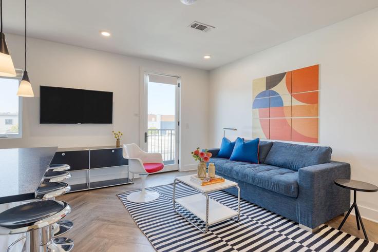 Sala de estar elegantemente projetada com móveis modernos em um apartamento no Building S 1st St - avantstay - 1031396 - BNA em Nashville, Nashville Sala de estar elegantemente projetada com móveis modernos em um apartamento no Building S 1st St - avantstay - 1031396 - BNA em Nashville, Nashville