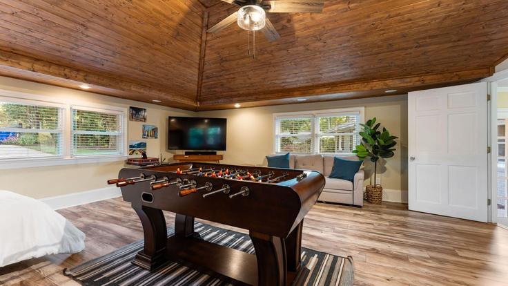 Salle de séjour élégante avec mobilier moderne dans un appartement à Building Miners Cove Court - avantstay - 1399985 à Westport, Westport