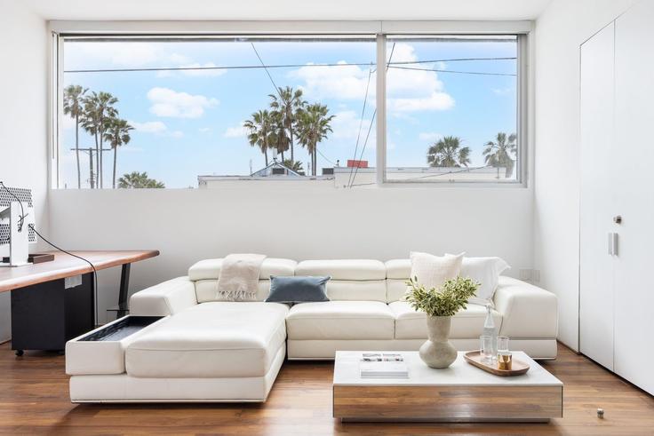 Salle de séjour élégante avec mobilier moderne dans un appartement à Building North Venice Boulevard - avantstay - 1026832 - LAX à Los Angeles, Los Angeles Salle de séjour élégante avec mobilier moderne dans un appartement à Building North Venice Boulevard - avantstay - 1026832 - LAX à Los Angeles, Los Angeles