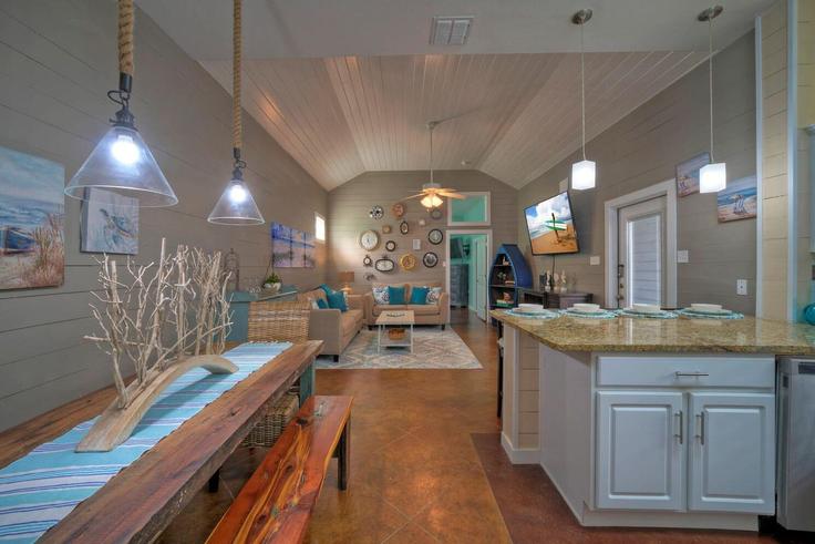 Port Aransas, Port Aransas에 위치한 Building Sea Isle Drive - avantstay - 1027383 - USA 유닛의 세련된 인테리어가 돋보이는 거실