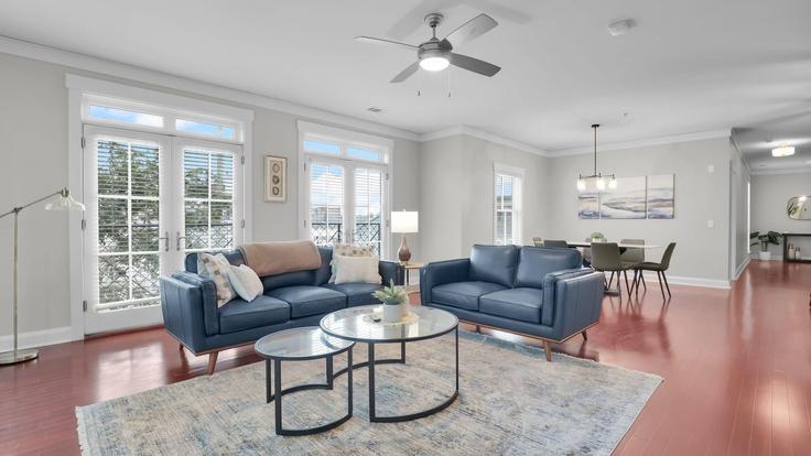 Building Montgomery Street - avantstay - 1404632 adresindeki bir dairede modern mobilyalarla zarif bir şekilde tasarlanmış oturma odası Savannah, Savannah Building Montgomery Street - avantstay - 1404632 adresindeki bir dairede modern mobilyalarla zarif bir şekilde tasarlanmış oturma odası Savannah, Savannah