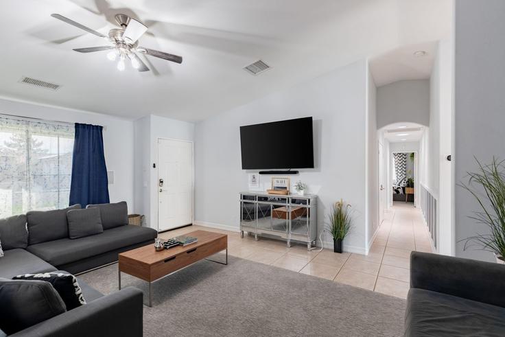 Elegante sala de estar con mobiliario moderno en un apartamento en Building Pacifica Sur - avantstay - 1042283 - LAX en Indio, Indio Elegante sala de estar con mobiliario moderno en un apartamento en Building Pacifica Sur - avantstay - 1042283 - LAX en Indio, Indio