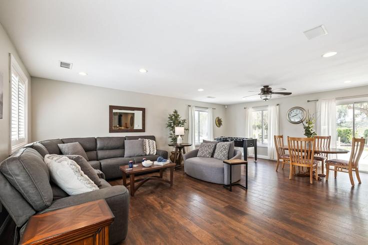 Building Green Meadow Road - avantstay - 1027063 - LAX adresindeki bir dairede modern mobilyalarla zarif bir şekilde tasarlanmış oturma odası Temecula, Temecula Building Green Meadow Road - avantstay - 1027063 - LAX adresindeki bir dairede modern mobilyalarla zarif bir şekilde tasarlanmış oturma odası Temecula, Temecula
