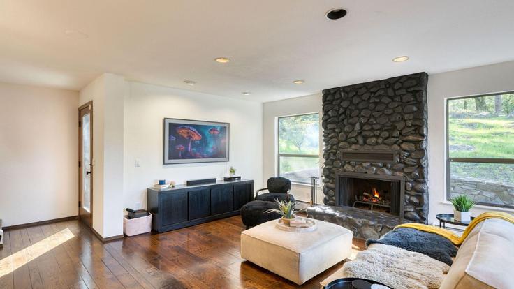 Elegante sala de estar con mobiliario moderno en un apartamento en Building Twin Pillar Way - avantstay - 1404601 en Santa Rosa, Santa Rosa